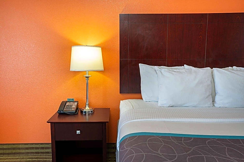 La Quinta Inn & Suites by Wyndham Bush Intercontinental Airport East