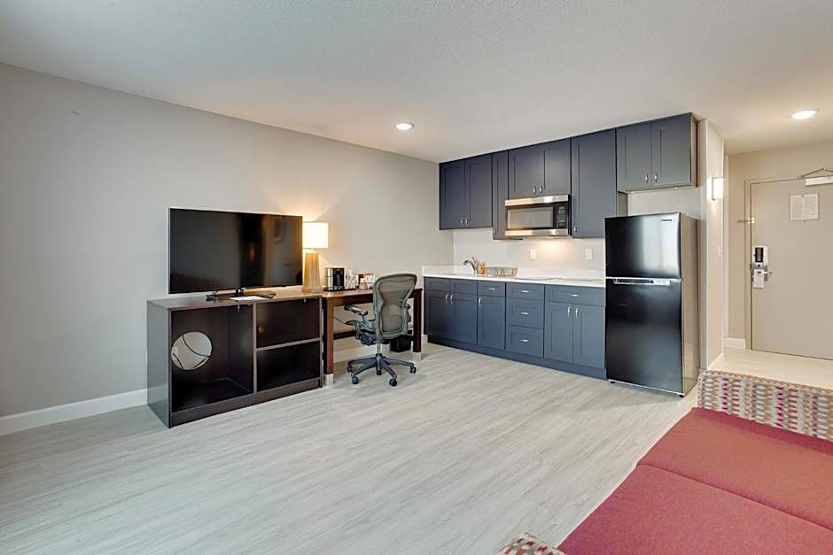 Orangewood Inn & Suites Kansas City Airport
