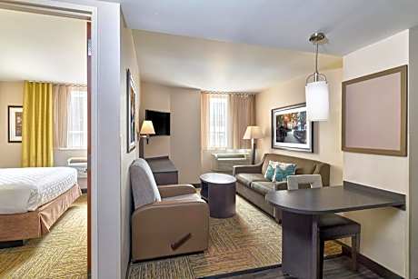 One-Bedroom Queen Suite