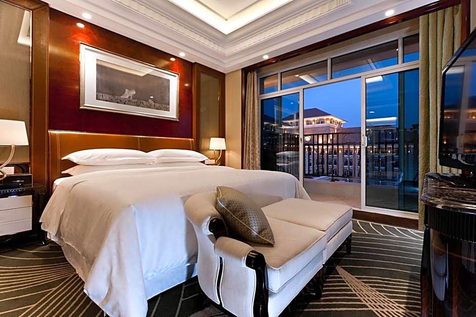 Photo 1 of 4 of Club Premier Suite