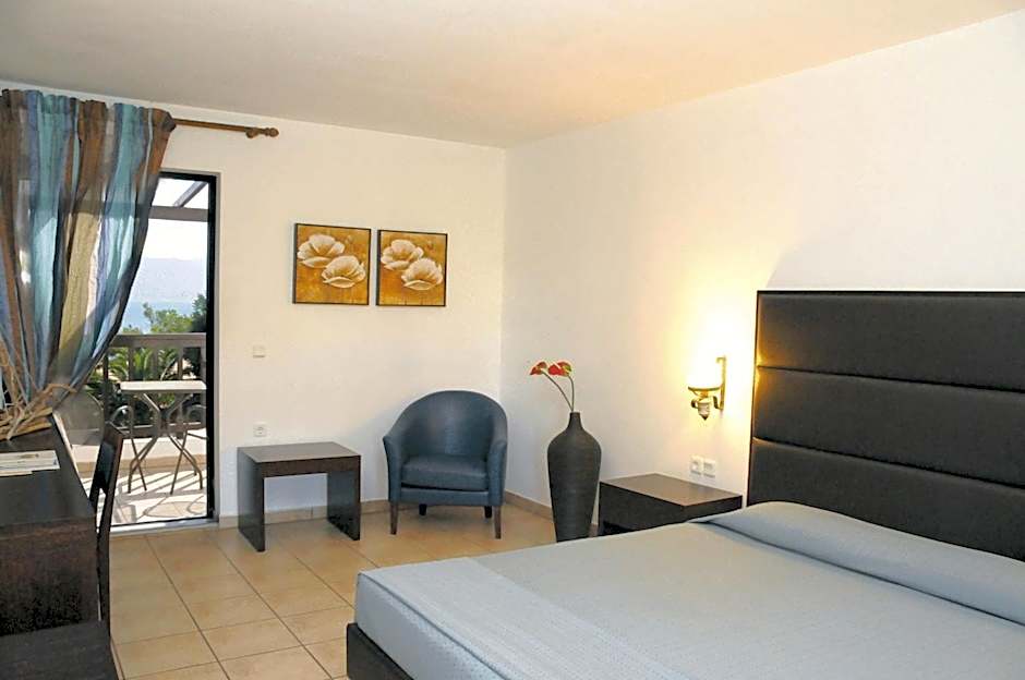 Photo 1 of 4 of Standard, Side Sea View