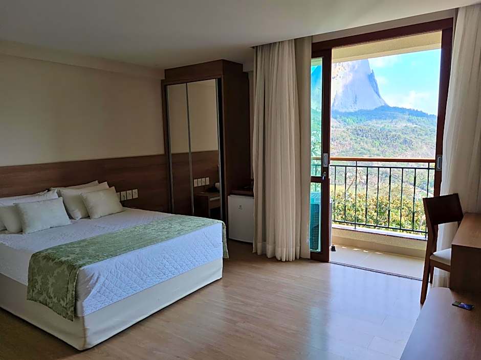 Vista para Pedra Azul e TV de 85''