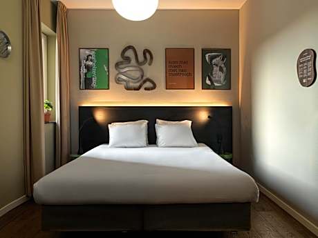 Medium Room Courtyard