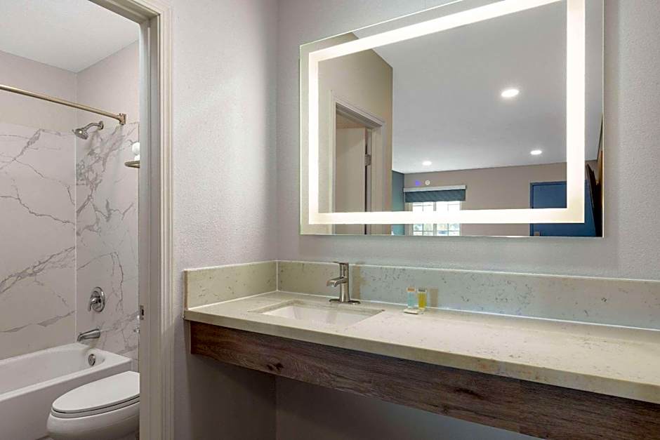 Days Inn by Wyndham Bakersfield