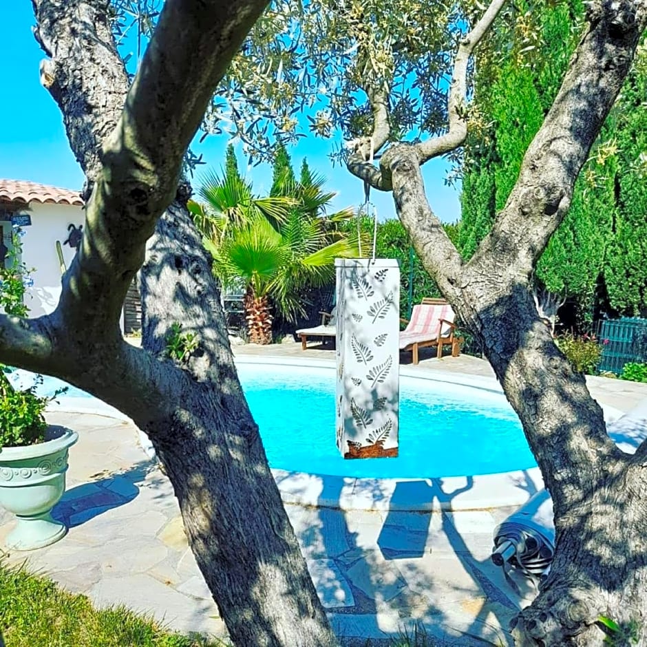 Cocon Provençal - T1 25m2 - SdB - Terrasse privée & Accès Piscine à Saint Chamas