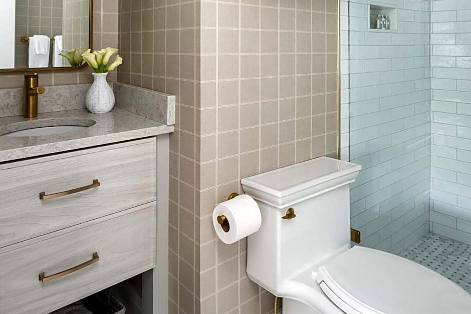 The Oaks Waterfront Hotel