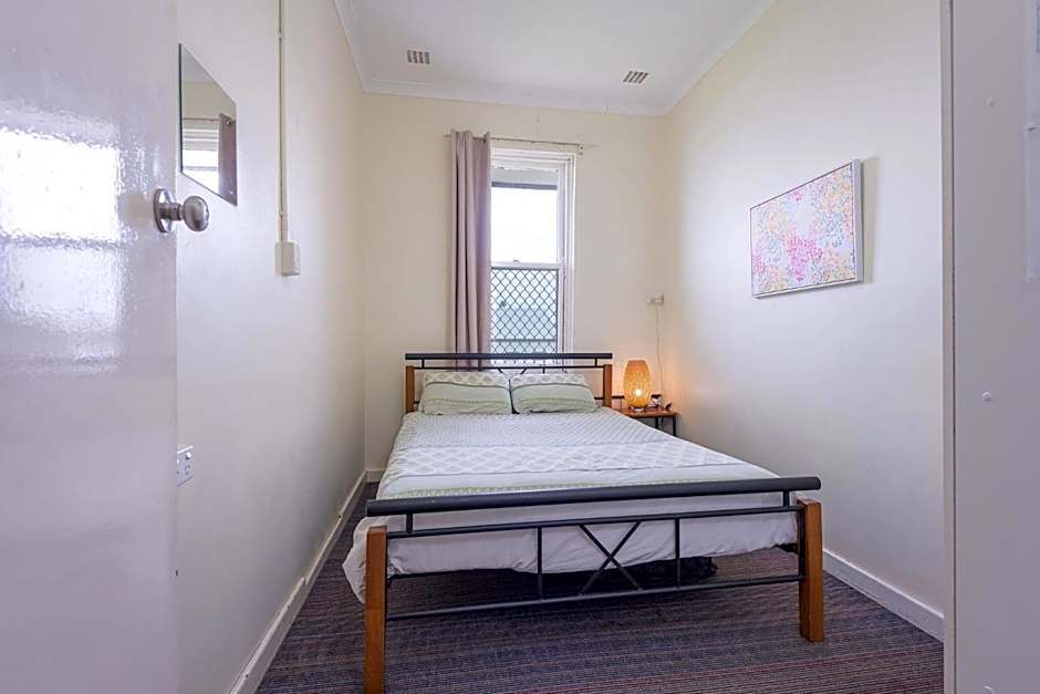 1849 Backpackers Albany