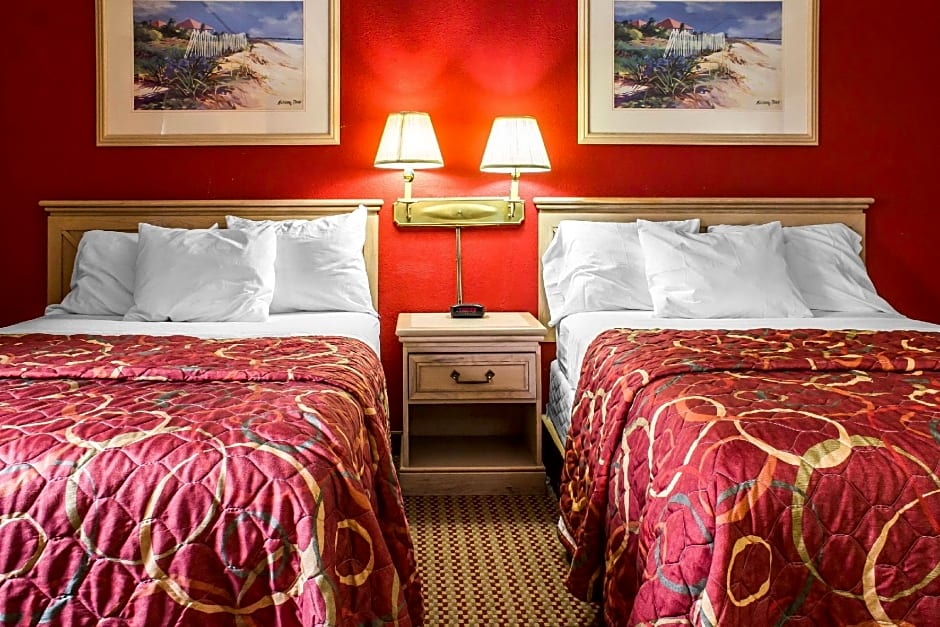 Econo Lodge Inn & Suites