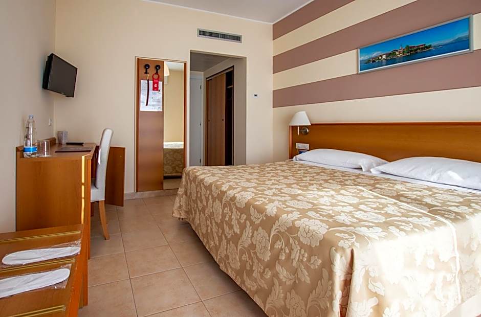 Photo 1 of 8 of 1 Double Bed or 2 Beds