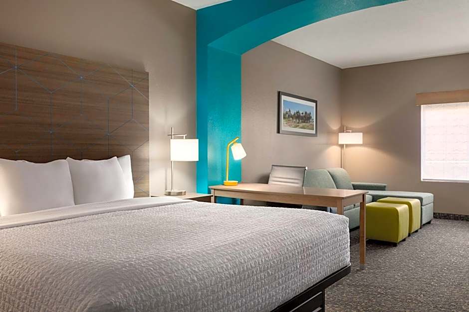 La Quinta Inn & Suites by Wyndham Shawnee