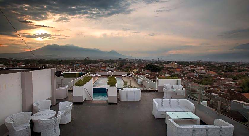 Ascent Hotel & Cafe Malang