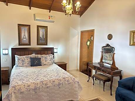 Queen Suite with Spa Bath