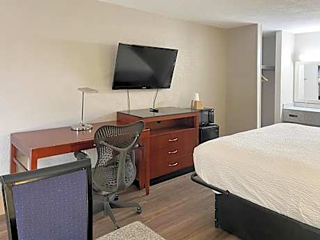 1 King Bed | Non-Smoking