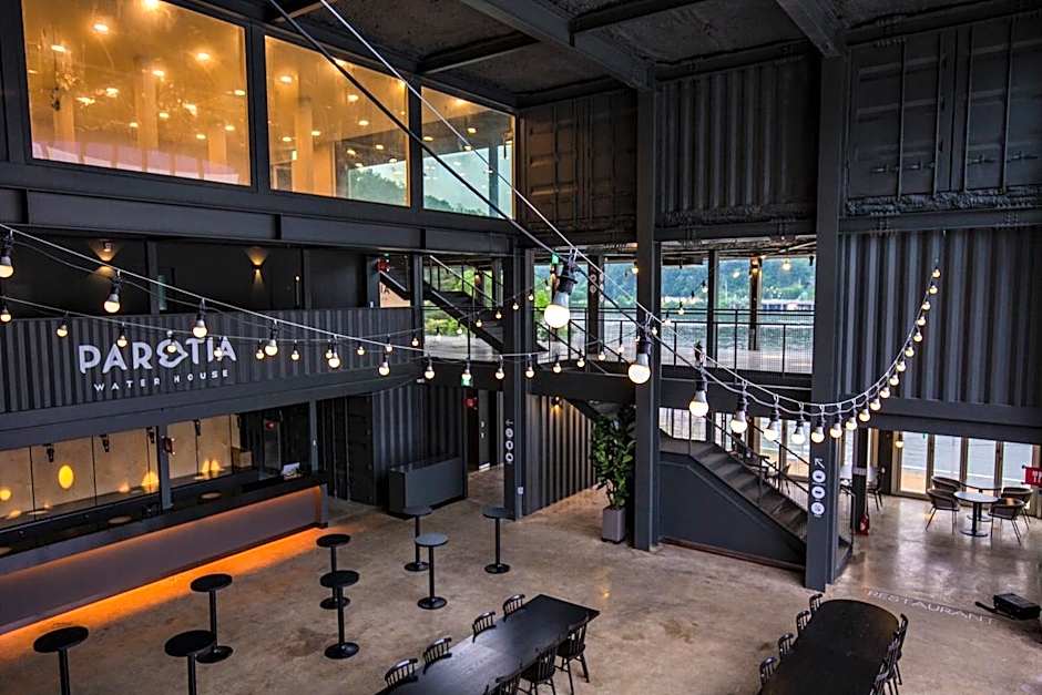 Parotia waterhouse hotel