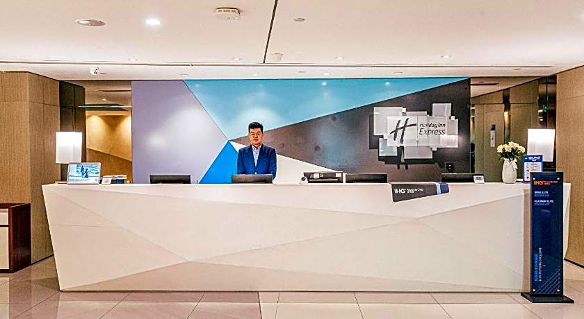 Holiday Inn Express Yingkou Onelong Plaza By IHG