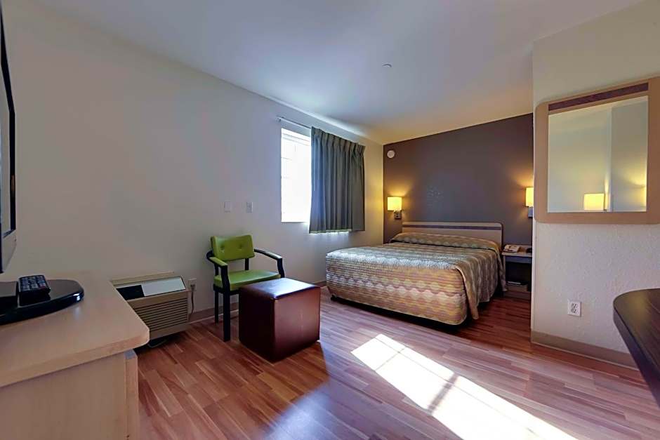 Studio 6 Toronto - Mississauga