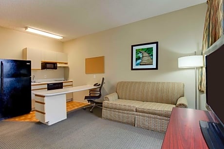 Accessible Queen Suite with Sofabed - Non Smoking
