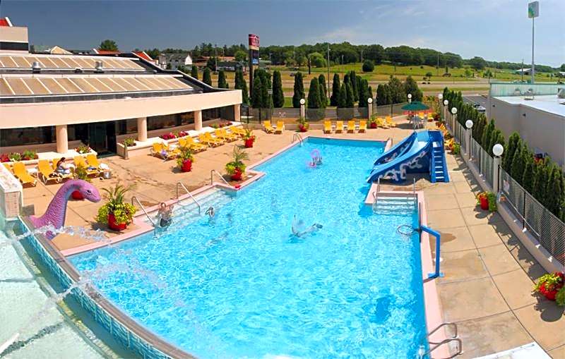 Grand Marquis Waterpark Hotel & Suites