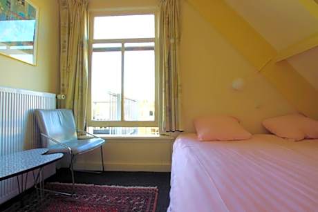 Basic Double or Twin Room with Shared Bathroom