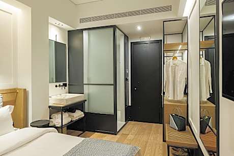 Cozy Twin Room with Street View