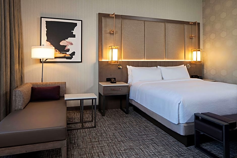 Photo 1 of 6 of Deluxe 1 King Bed, Airport View