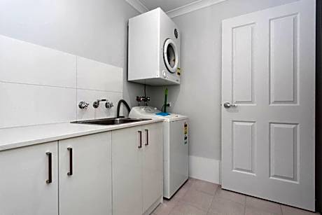 One Bedroom Apartment (Full Kitchen and Laundry)