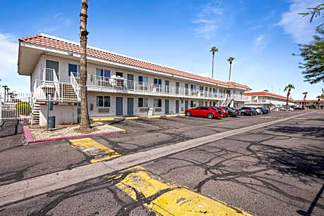 Super 8 by Wyndham Phoenix West