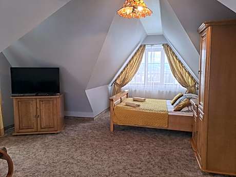 Apartment with Mountain View