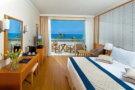 Superior Room with Sea View (2 Adults + 1 Child)