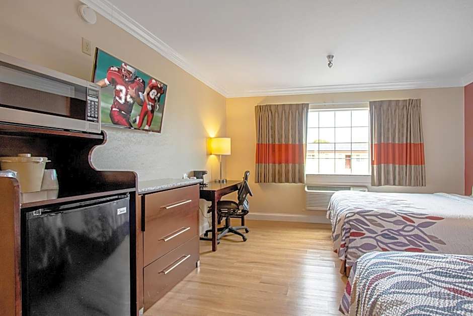 Red Roof Inn & Suites Monterey