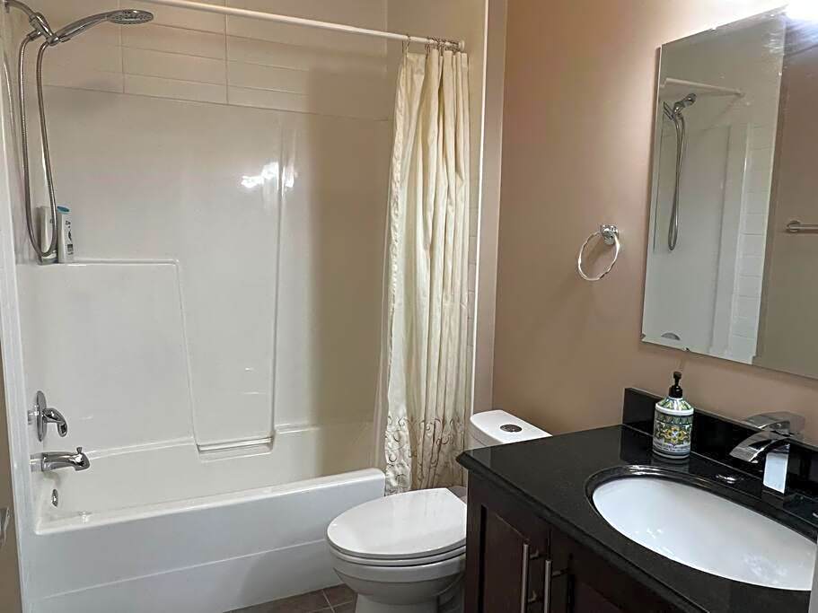 Spacious Private Walkout Entire Suite Close to YYC, DT, Shops, Stampede & Mountains with many Amenities in Panorama Hills NW - 4 Can Sleep