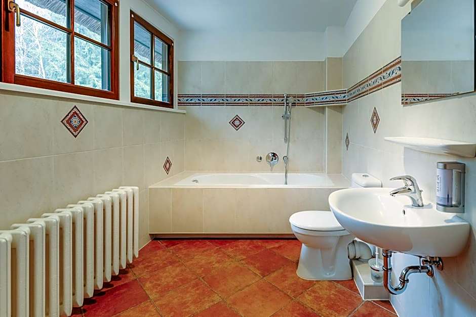 Hotel Garni Jagdschloss Waldsee mit Frühstücksbuffet & Schlossküche für Selbstversorger