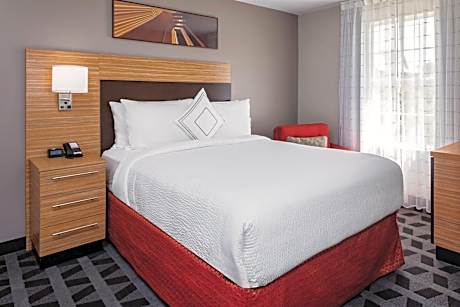 One-Bedroom Queen Suite with Sofa Bed and Adapted Tub - Mobility Accessible