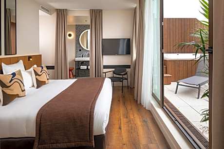 Suite with Hot Tub