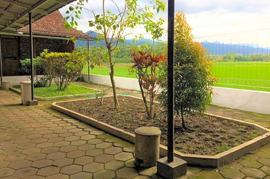 Rajasa Hotel by ZUZU