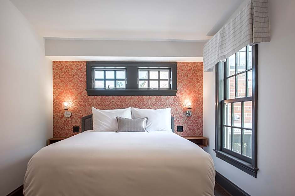 Photo 1 of 15 of Deluxe 1 Queen Bed