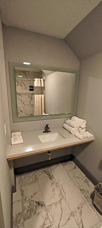 Mountain Vista Inn & Suites - Walking Distance to the Island