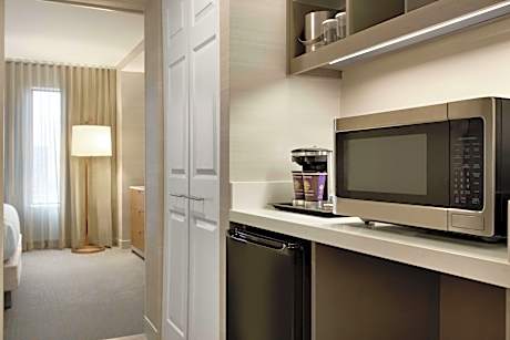 Cityskyline King Suite With Separate Bedroom