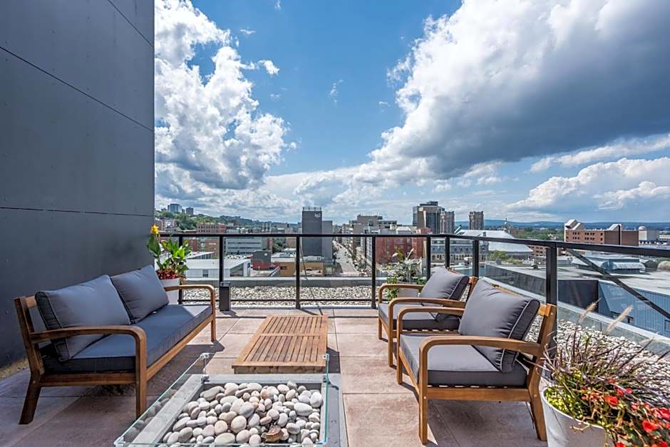 Initial-Matisse- Quebec-parking and pool