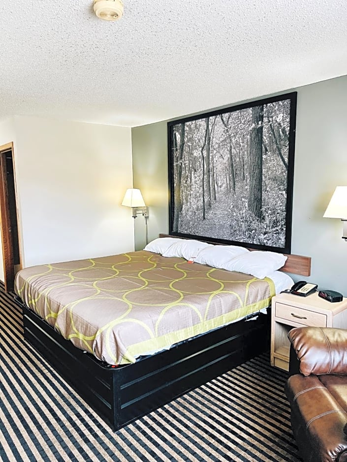 Super 8 by Wyndham Humboldt