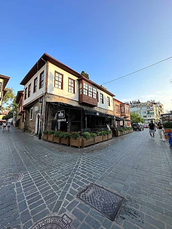 Lords Hostel & Pub