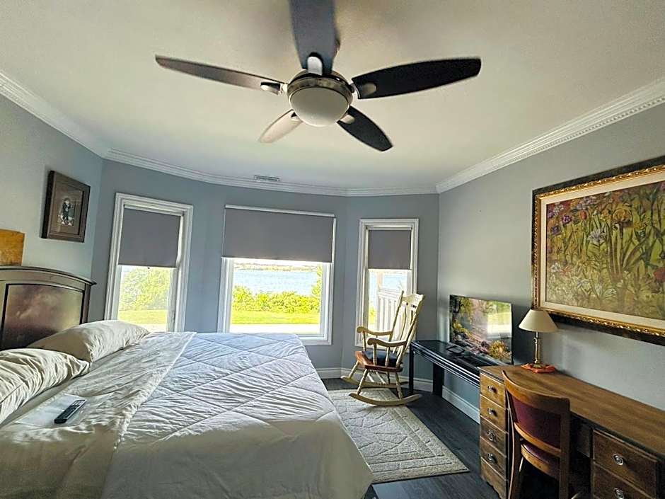 Waterfront Home Windsor ,On, Ca