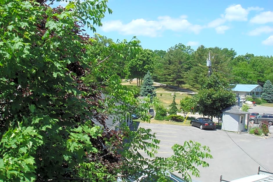 Boathouse Country Inn