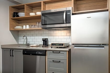 Standard Room with Roll In Shower - Communications/Mobility Accessible