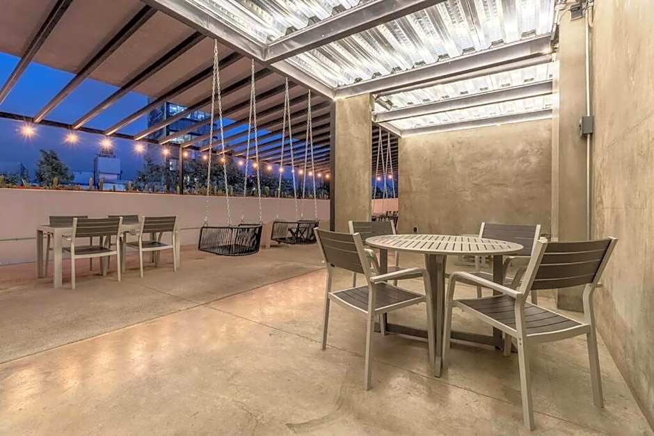 L304 Studio apt 2Bdrm 1bath Fits 6 AC Rooftop