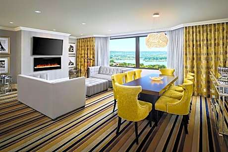 Executive Suite, 1 King Bed with Sofa bed (1 King Bed and 1 Double Sofa Bed)