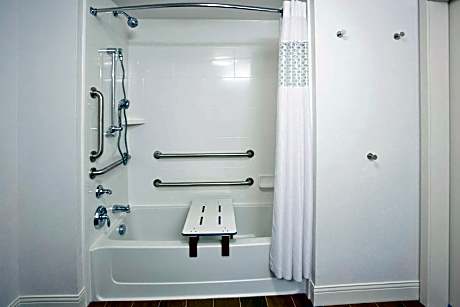 2 Queen Accessible with Tub Non-Smoking