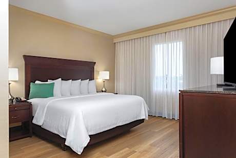 2 Queen Beds and 1 King Bed, Two-Bedroom, Mobility Accessible Suite, Non-Smoking