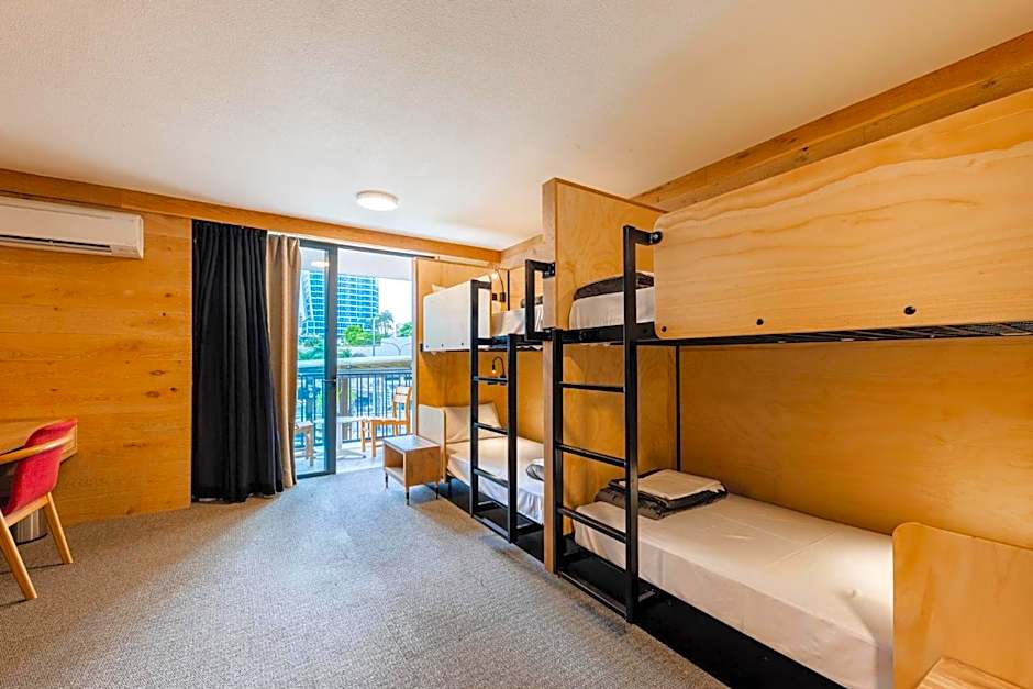 Bunk Surfers Paradise 18-35 Backpacker Hostel