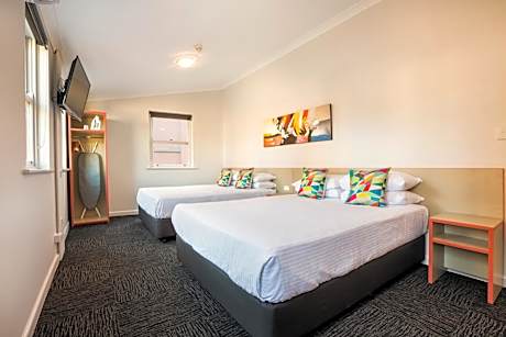 Economy Twin Queen with Shared Facilities